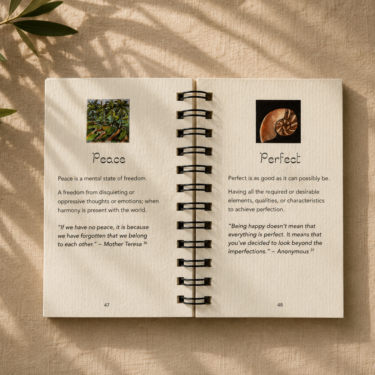 Oppslått Bali Blessing Cards med inspirerende refleksjoner og historier fra Bali på sandfarget tekstilbakgrunn.
