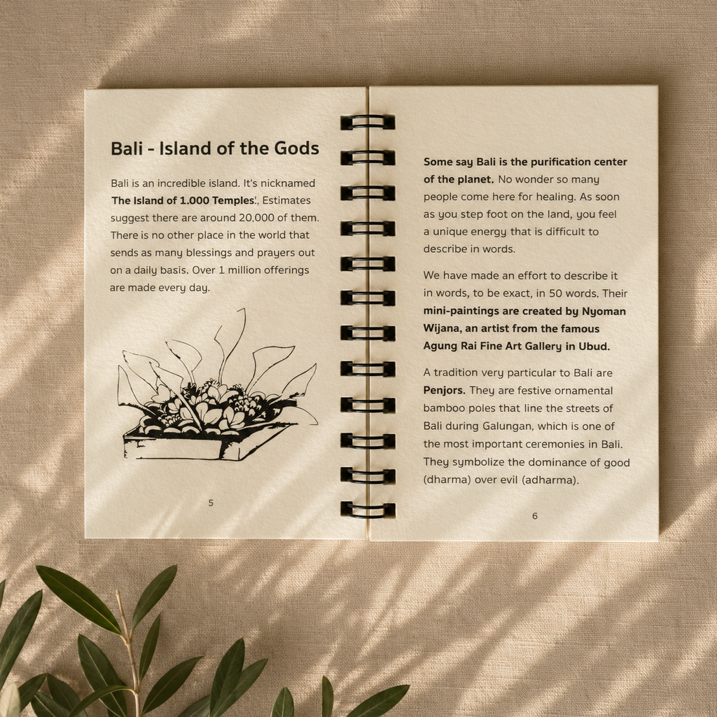 Oppslått Bali Blessing Cards med inspirerende refleksjoner og historier fra Bali på sandfarget tekstilbakgrunn.