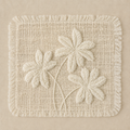 Sawarna håndlaget bordbrikke i naturfiber med broderte palmer og frynsekant til bohemsk borddekking.