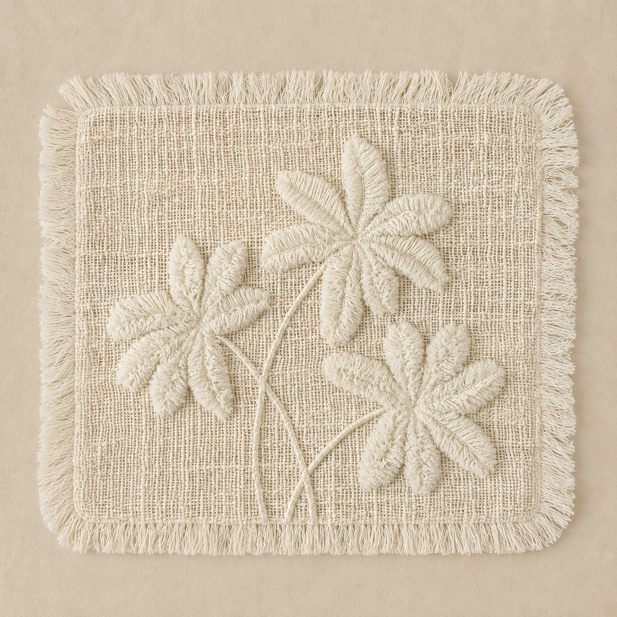 Sawarna håndlaget bordbrikke i naturfiber med broderte palmer og frynsekant til bohemsk borddekking.