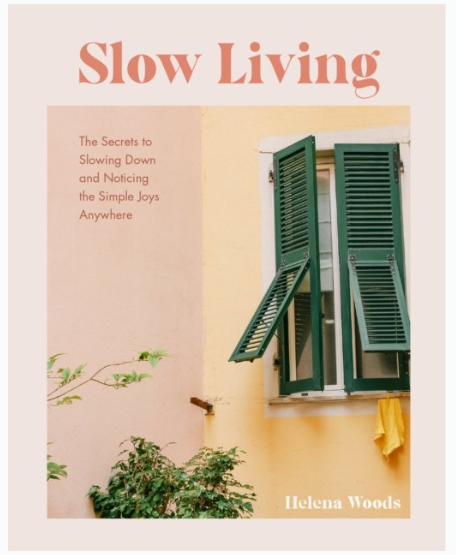 Forsiden av boken Slow Living av Helena Woods – en inspirerende bok om slow living, mindfulness og et mer bevisst liv.