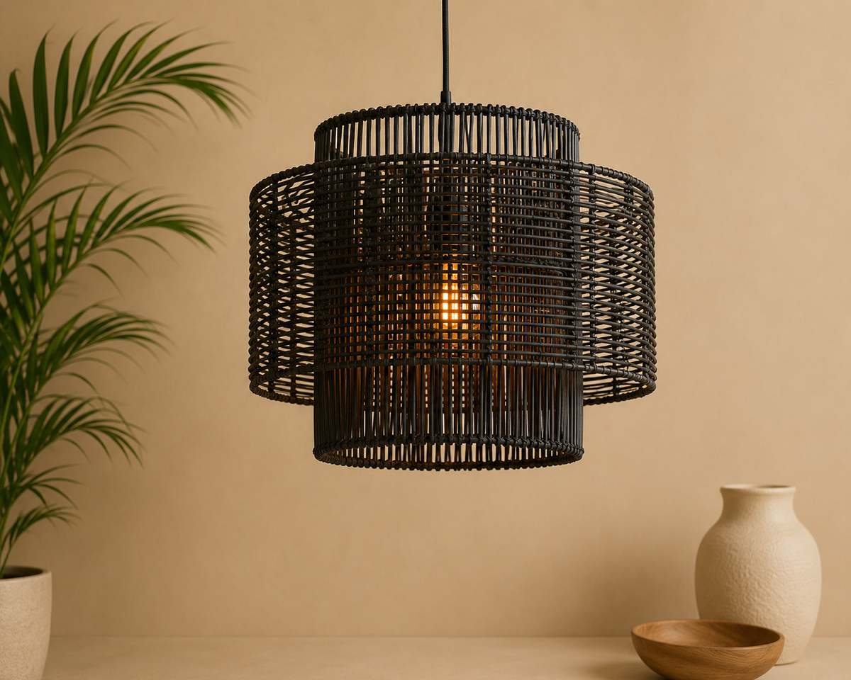 Svart håndlaget taklampe i rattan Luna fra Bali med moderne design og dekorativ fletting.