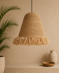 Håndlaget taklampe i agel Flora fra Bali med dekorativ frynsekant i naturlig boho-stil.