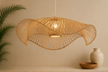Håndlaget taklampe i rattan Wave fra Bali med organisk bølgende design i naturfarget rattan.
